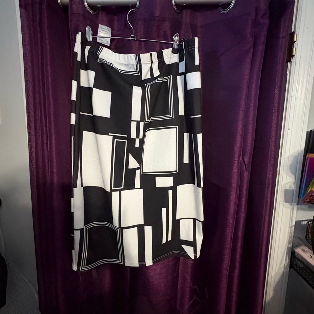Monochrome Geometric Pencil Skirt